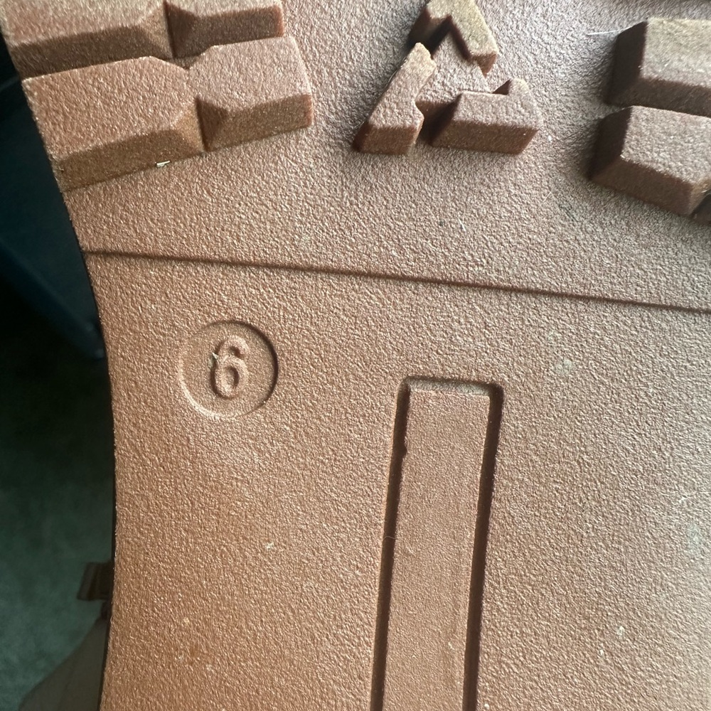 Knew High faux leather boots with cross cross stitch and buckles - Picture 3 of 3